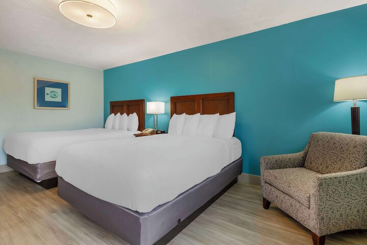 2 Queen Beds Microwave and Refrigerator WiFi Full Breakfast (7 of 9)