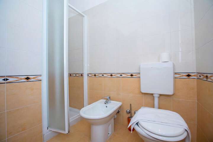 Room 12 of 27