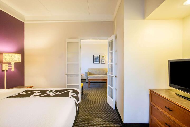 1 King Bed (3 of 18)