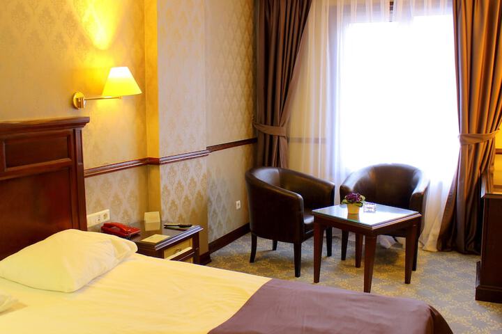 Room 4 of 114