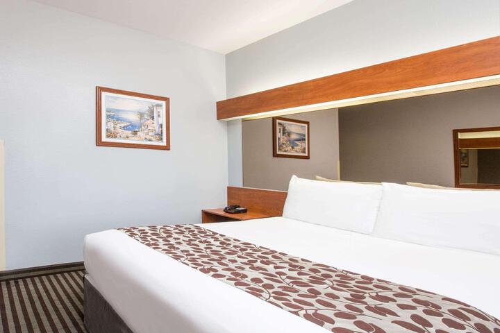 1 Queen Bed (8 of 17)