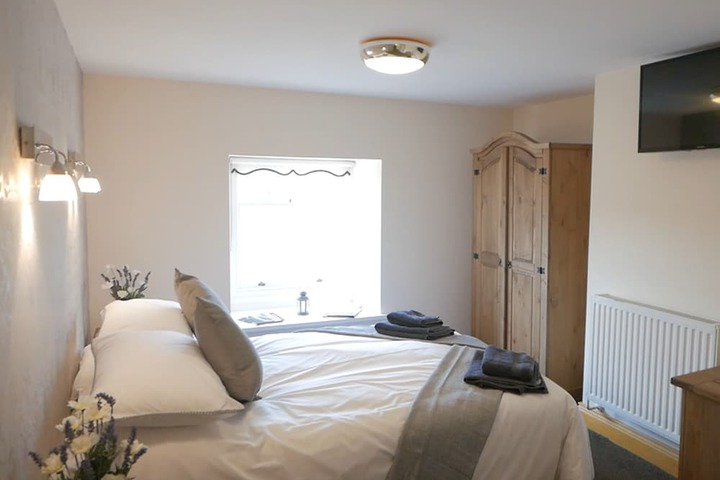 Room 4 of 18