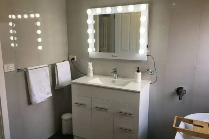 Room 7 of 18