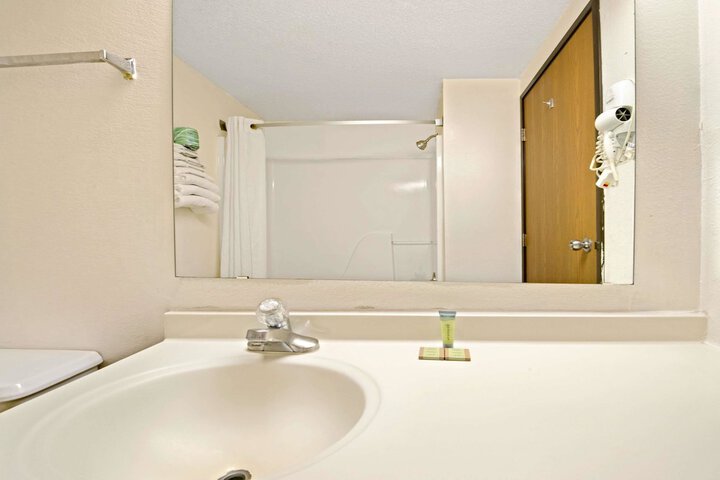 1 King Bed (4 of 8)