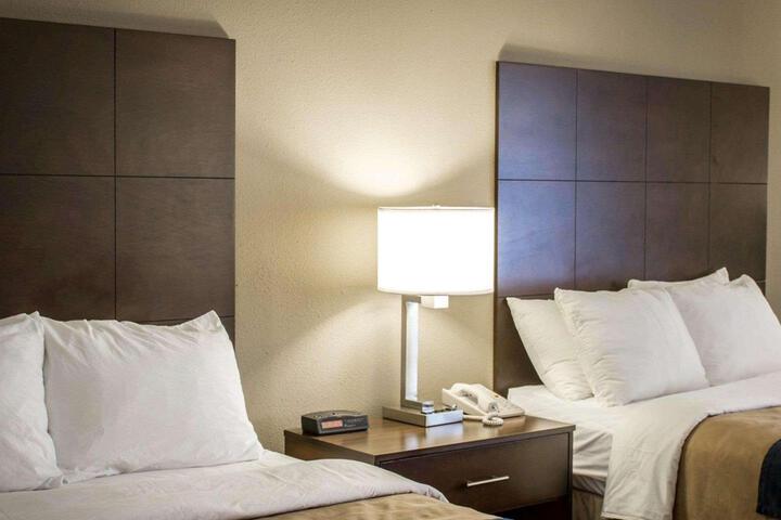 2 Queen Beds (4 of 5)