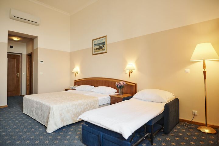Room 4 of 107