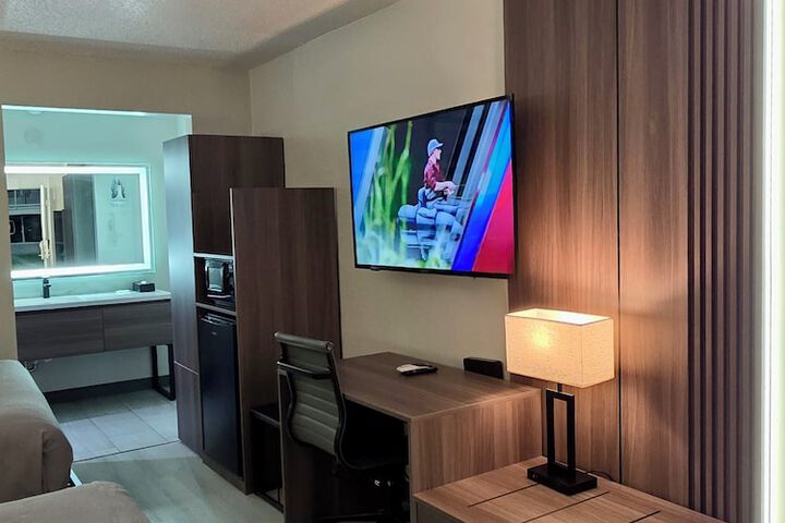 Room 5 of 6