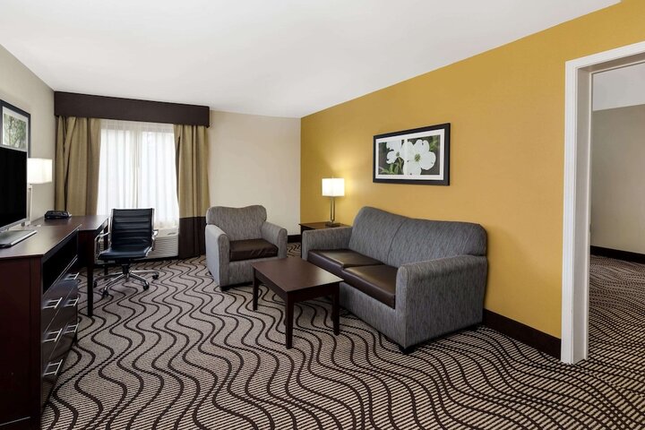 1 King Bed (4 of 8)