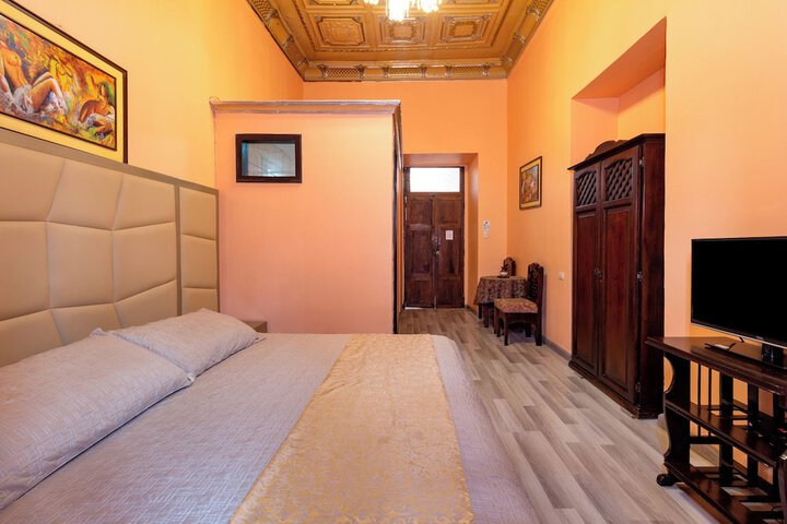 Room 11 of 42