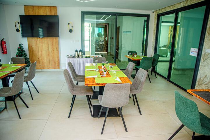 Dining 73 of 85