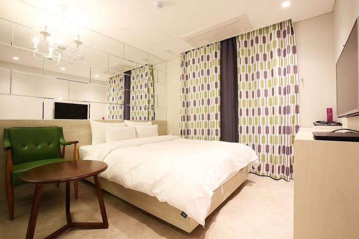 Room 10 of 42