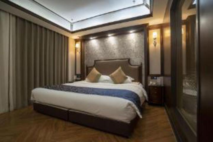 Room 8 of 9