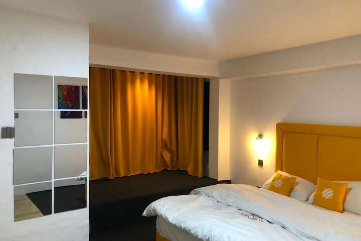Room 4 of 25