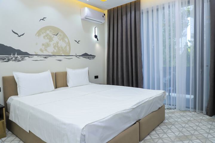 Room 4 of 33