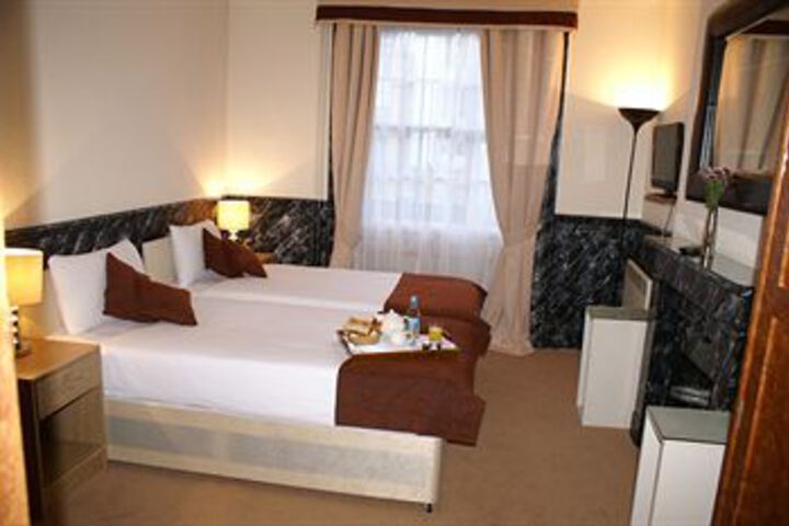 Room 7 of 18