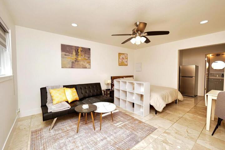 Molivu Homes Studio - PetFriendly - King Bed - W-D