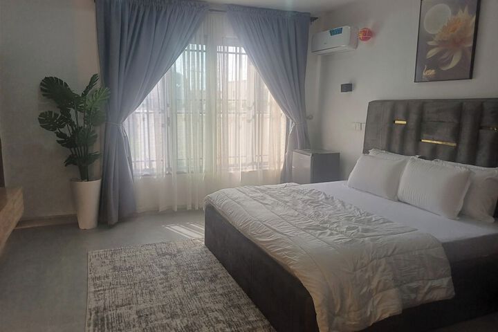 Room 4 of 28