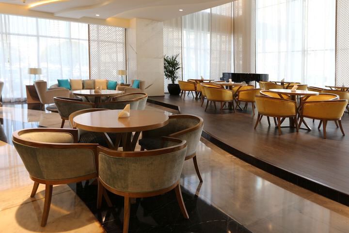 Lounge 102 of 110