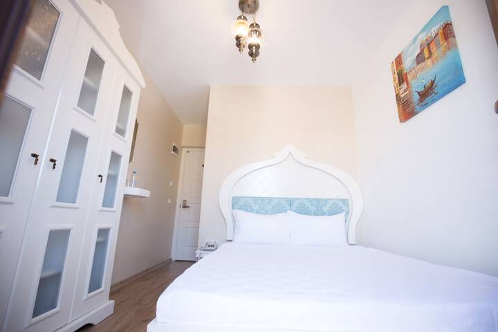 Room 13 of 27