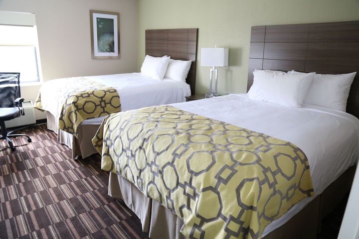2 Queen Beds (10 of 13)