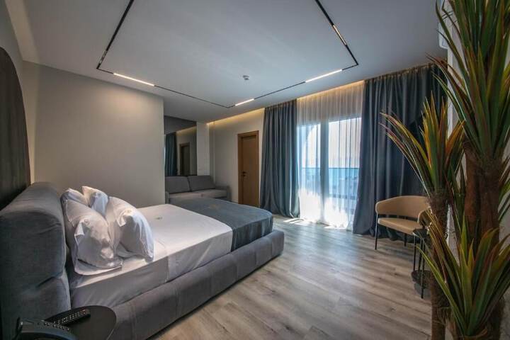 Room 5 of 93