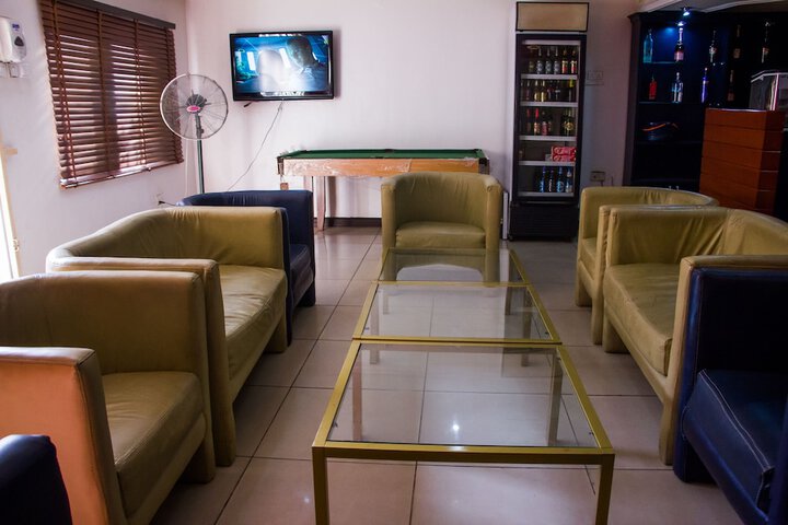 Lounge 38 of 44
