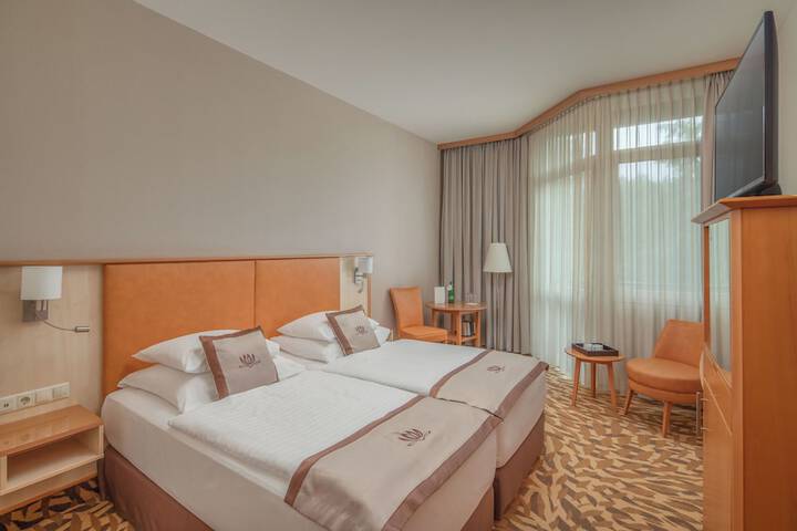 Room 10 of 99
