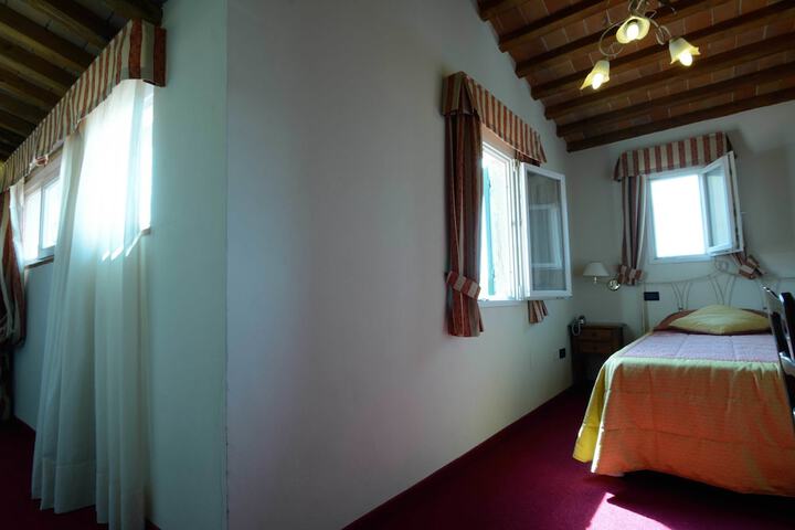 Room 5 of 102