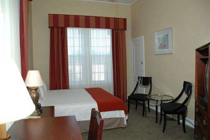 Room 6 of 25