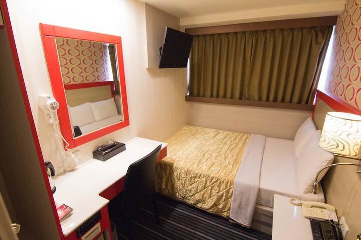 Room 13 of 33