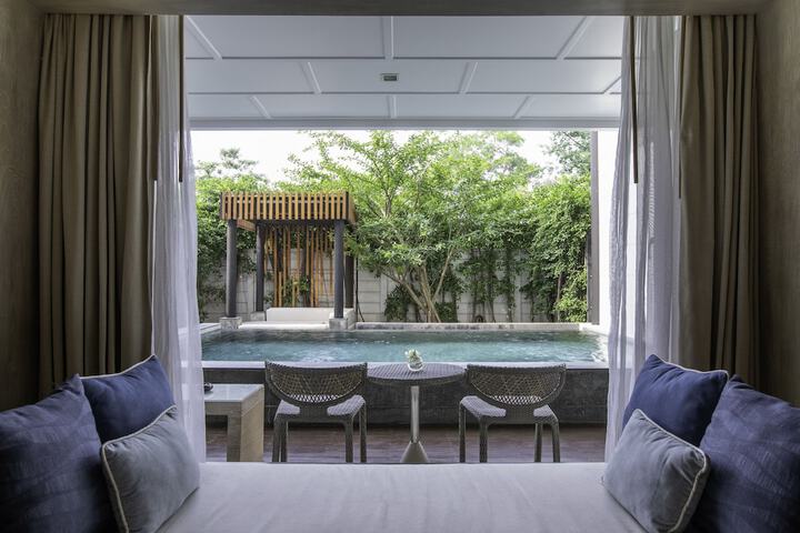 Hotel Pool