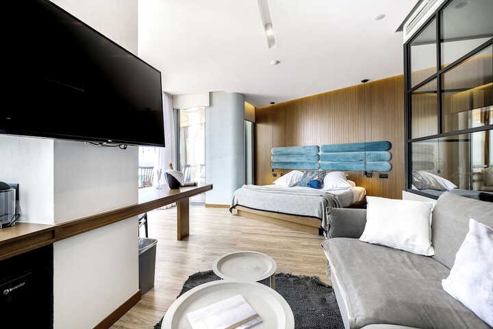 Room 8 of 145
