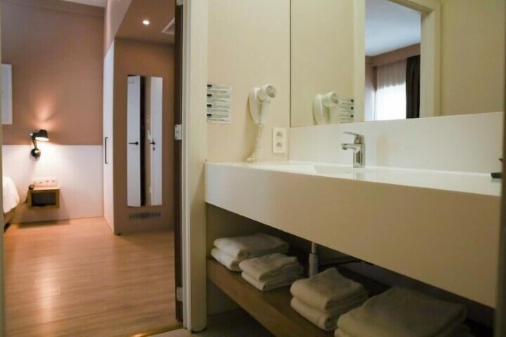 Room 43 of 77