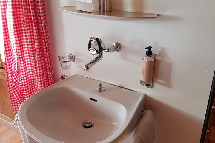 Room 4 of 49