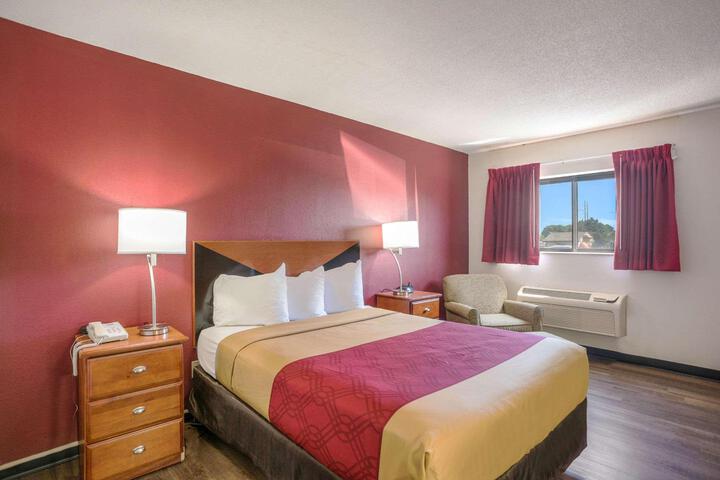 2 Queen Beds (9 of 12)
