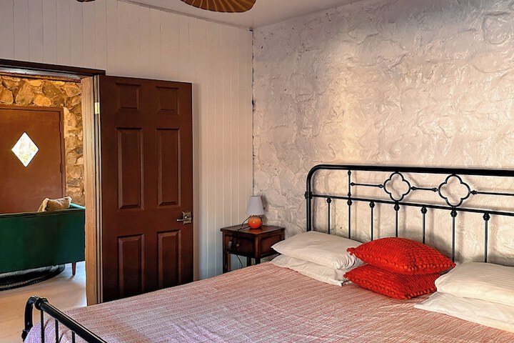 Room 6 of 80