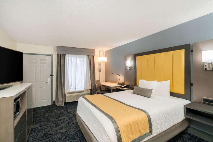 1 Queen Bed (5 of 9)