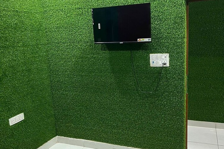 Room 4 of 16