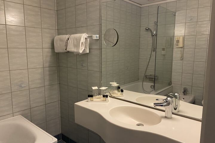 Room 141 of 209