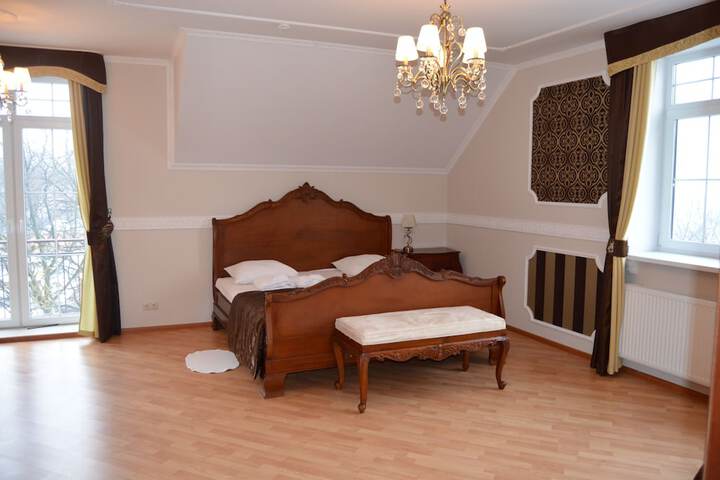 Room 28 of 64