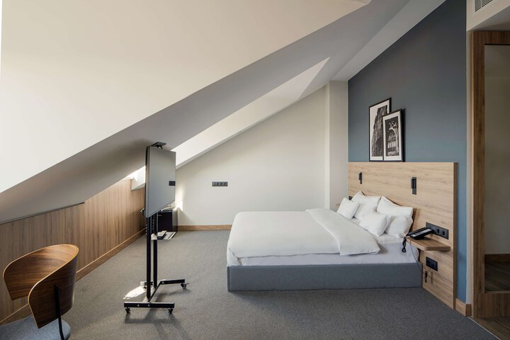 Room 35 of 92