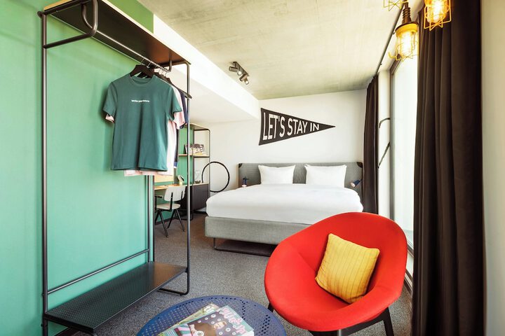 Room 27 of 90