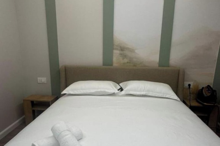 Room 2 of 33