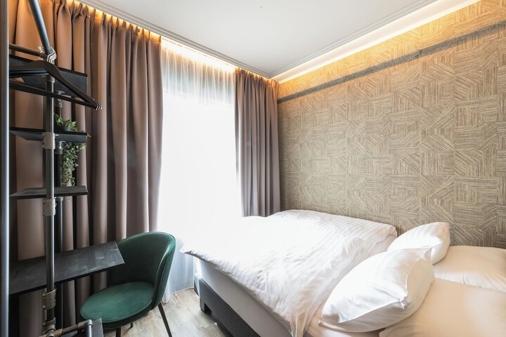 Room 14 of 65