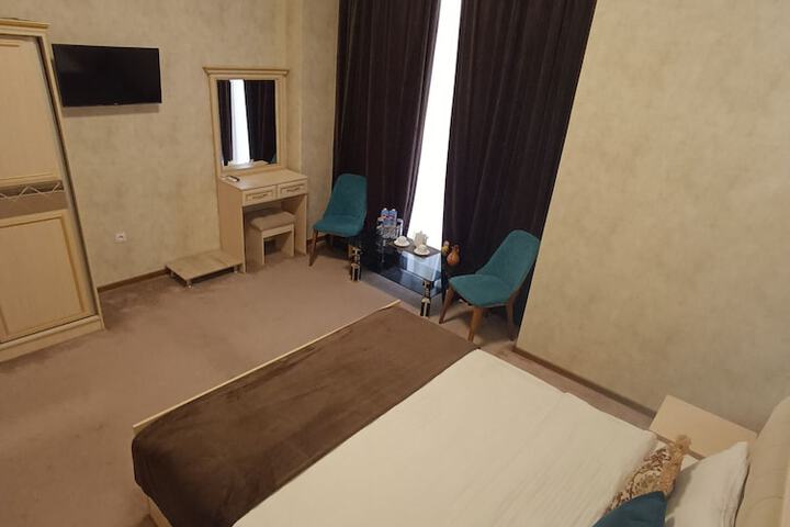 Room 4 of 18