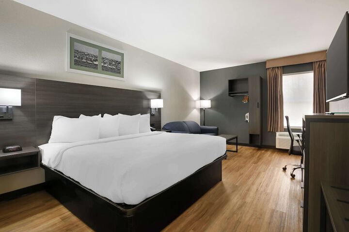 1 King Accessible Comm Assist Bathtub Microwave, Refrigerator WiFi Full Breakfast (5 of 19)