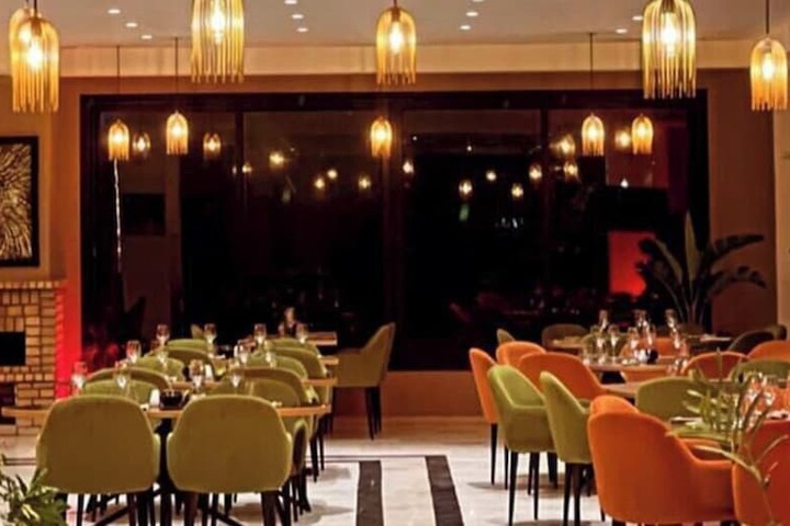 Dining 7 of 16