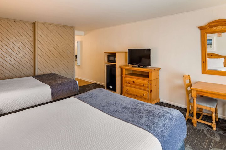 1 Queen Bed (9 of 14)