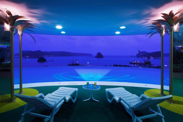 Hotel Pool