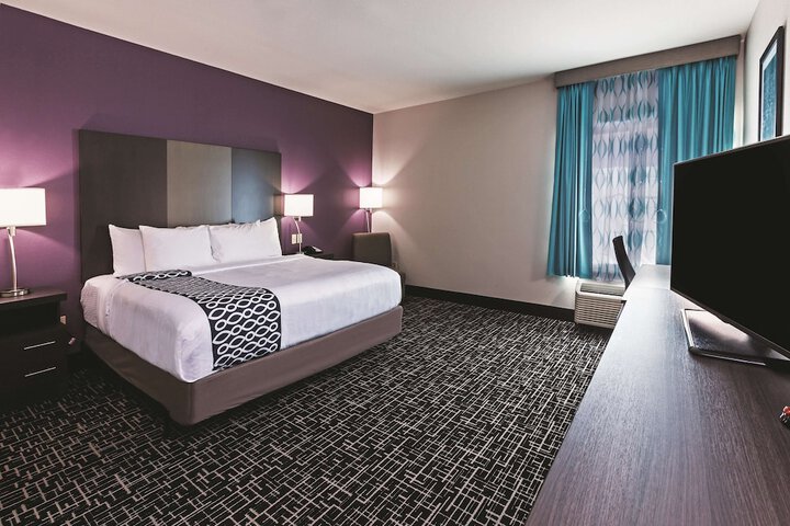 1 King Bed (4 of 14)